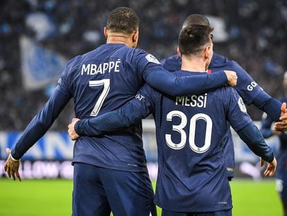 Mbappé y Messi celebran uno de los goles del PSG. El francés alcanzó la cifra de 200 goles en el conjunto parisino, mientras que Messi llegó a los 700 entre Barça y PSG.