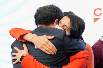 Edmundo Bal abraza a la líder de Ciudadanos, Inés Arrimadas, tras los resultados electorales.