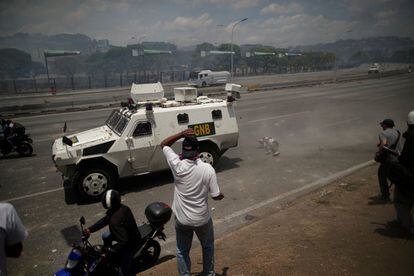 Un manifestante yace en el suelo tras ser arrollado por un vehículo de la Guardia Nacional Venezolana, este martes en Caracas.