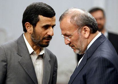 Imagen de archivo tomada el 30 de octubre de 2007 que muestra al presidente iraní Mahmud Ahmadineyad, (i), conversando con el ministro de Asuntos Exteriores, Manuchehr Mottakí