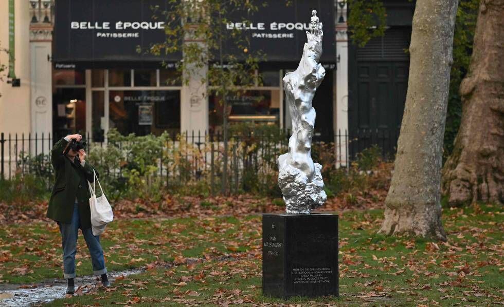 Una viandante fotografía la escultura en honor a Mary Wollstonecraft en Londres el pasado día 10.