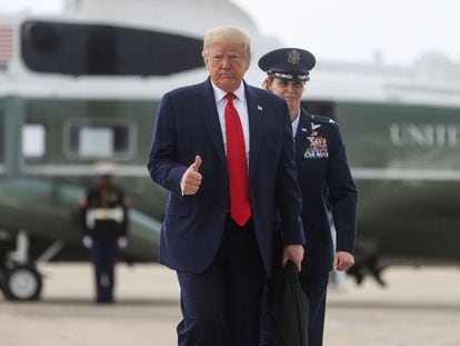 El presidente Donald Trump toma un avión el jueves en Washington.