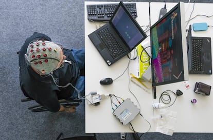 Un experimento del Instituto Federal Suizo de Tecnología de Lausana para controlar un ordenador con pensamientos