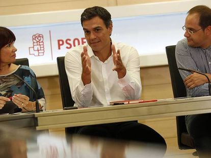 Micaela Navarro, Pedro Sánchez y César Luena, este lunes.