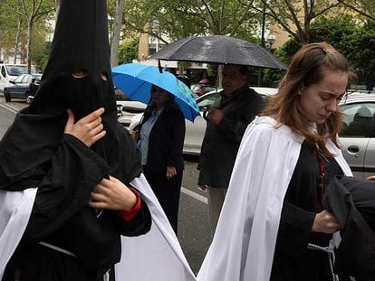 Frío, lluvia y lágrimas, los protagonistas en la Semana Santa de Sevilla