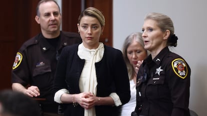 Fairfax (United States), 05/05/2022.- US actress Amber Heard returns from a break during the 50 million US dollar Depp vs Heard defamation trial at the Fairfax County Circuit Court in Fairfax, Virginia, USA, 05 May 2022. Johnny Depp's 50 million US dollar defamation lawsuit against Amber Heard that started on 10 April is expected to last five or six weeks. (Estados Unidos) EFE/EPA/JIM LO SCALZO / POOL
