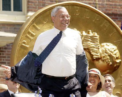 El secretario de Estado Colin Powell se ríe mientras se quita la chaqueta antes de la presentación de la Medalla de la Libertad en el Independence Hall de Filadelfia, el 4 de julio de 2002.