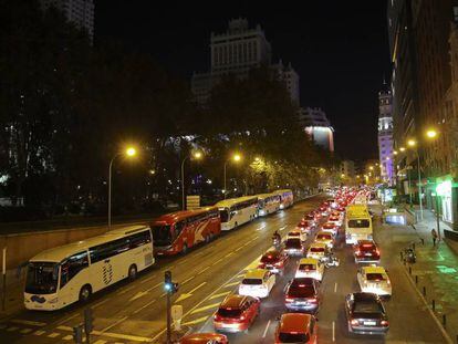 Tr&aacute;fico parado en la subida de la cuesta de San Vicente hacia Gran V&iacute;a.