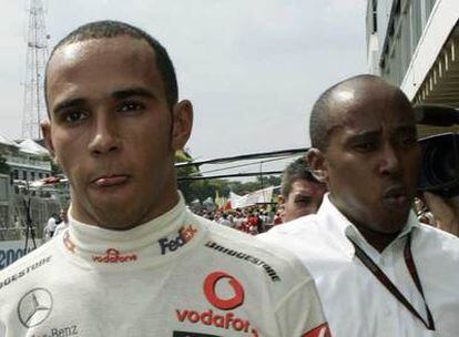 Lewis Hamilton, con su padre Anthony, a la derecha, tras la carrera de ayer.