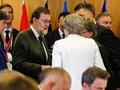  El presidente del gobierno, Mariano Rajoy, conversa con la primera ministra británica, Theresa May.