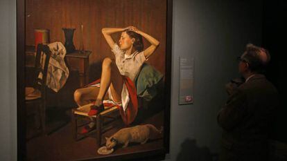 Un hombre mira el cuadro 'Thérèse soñando' de Balthus en el Museo Thyssen.