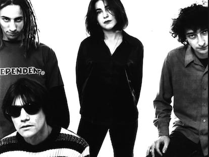 Los Planetas en 1996, en una imagen de promoción. De izquierda a derecha, Raúl Santos (batería), Florent (con gafas, guitarra), May (bajo) y Jota (voz y guitarra).