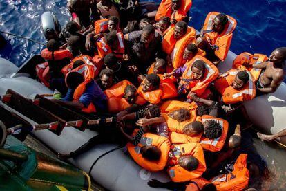 Un buque de MSF rescata a decenas de migrantes subsaharianos en el Mediterráneo.