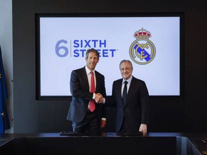 Alan Waxman, cofundador y CEO de Sixth Street, junto a Florentino Pérez, presidente del Real Madrid.