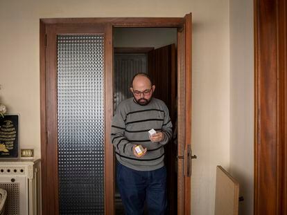 Wael Trablousi, en su casa de Beirut en Líbano con las medicinas que ha conseguido para tratarse de cáncer.