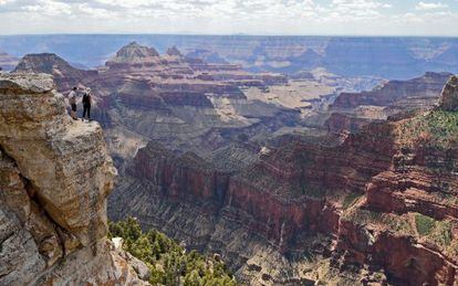 Dos turistas contemplando el Gran Cañón del Colorado, en Arizona (Estados Unidos).