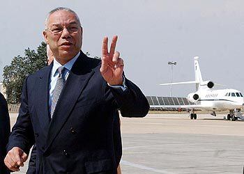 Powell hace el signo de la victoria a su llegada a Roma, donde ha reiterado que Sadam tenía armas de destrucción masiva.