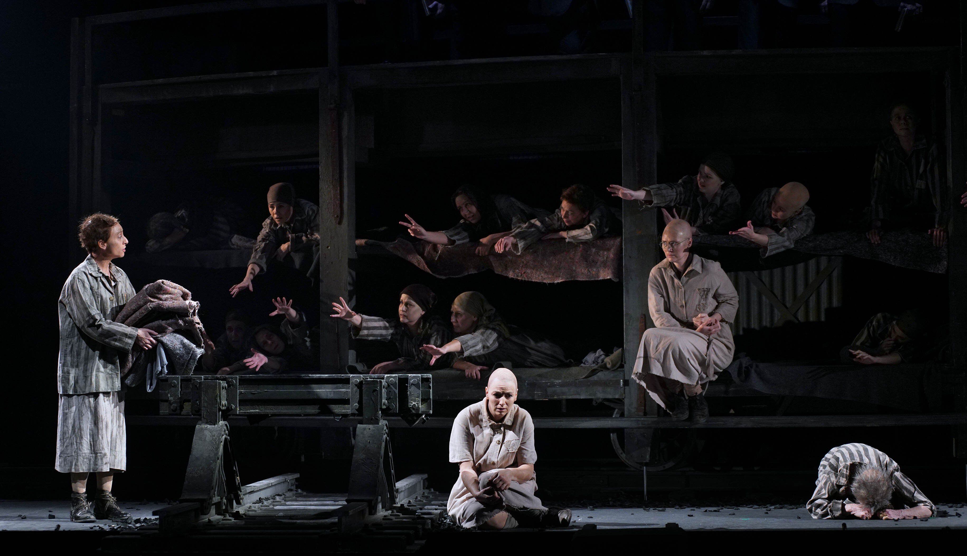 Un instante de la ópera 'La pasajera', estrenada en el Teatro Real.