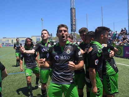 Celebración de los jugadores tras ganar el ascenso.