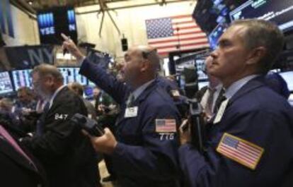 Un corredor de bolsa trabaja durante la jornada bursátil en la Bolsa de Nueva York. EFE/Archivo