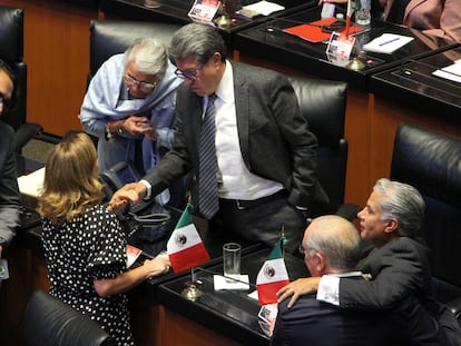 Los senadores Claudia Ruíz Massieu (PRI), Julen Rementería (PAN) y Ricardo Monreal (Morena), conversan en el Senado.