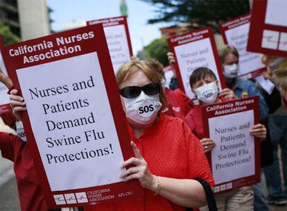 Manifestación de enfermeras en San Francisco en demanda de protección sanitaria contra la nueva gripe.