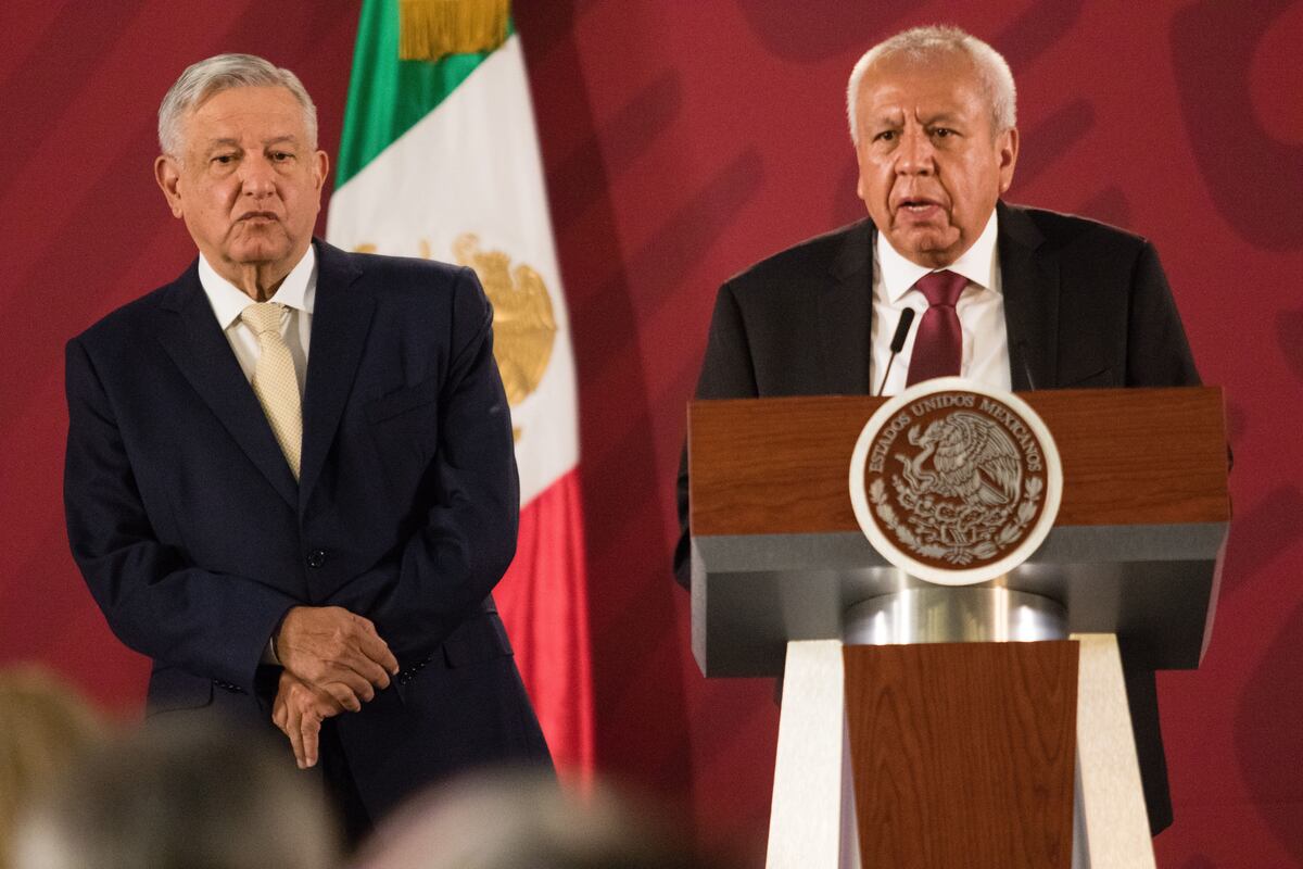 INM: López Obrador evade preguntas sobre Francisco Garduño, primer alto funcionario de su gobierno en enfrentar un proceso penal