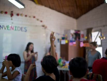 Niños en un salón de clases en Santiago (Chile).