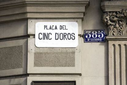 La plaza de Juan Carlos I de Barcelona es conocida popularmente como la plaza del Cinc d'Oros.