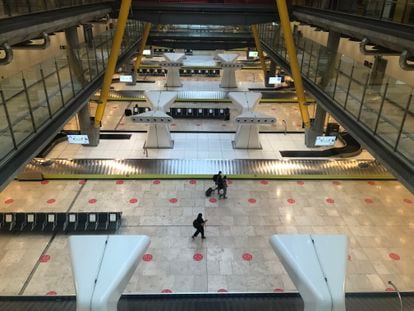 Zona de recogida de equipajes y salida de viajeros de la T-4 del aeropuerto Adolfo Suárez Madrid-Barajas este lunes.