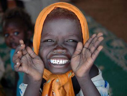 Una niña en Darfur, Sudán, sonríe al trabajador del PMA autor de la instantánea.