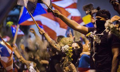 Celebraciones en San Juan después de la dimisión del gobernador.