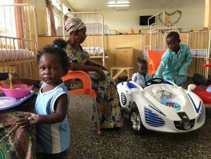 Niños ingresados en la unidad pediátrica del hospital de Agamal en Obuasi (Ghana).