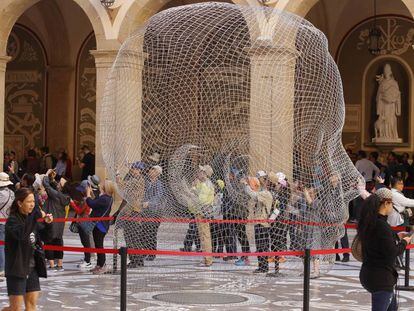 'Anna', la enorme cabeza creada por Plensa para el atrio de la basílica de Montserrat momentos antes de inaugurarse ayer. 