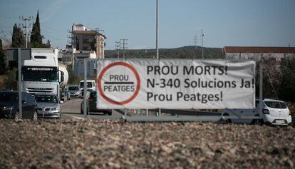 Cartel reivindicativo en una de las rotondas de acceso a la localidad de L'Arboç.