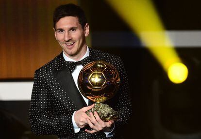 Messi posa con el Bal&oacute;n de Oro 2013.