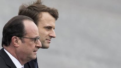 El presidente saliente franc&eacute;s, Fran&ccedil;ois Hollande y el mandatario electo de Francia, Emmanuel Macron, durante una ceremonia por el D&iacute;a de la Victoria.