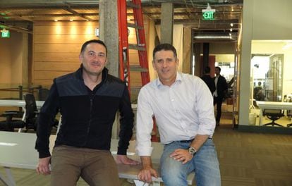 Álex Torres, izquierda, y Nir Erez, directivos de la aplicación Moovit.