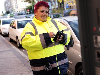 Eugenia Pillado, coordinadora del SER en la Comunidad, junto un parquímetro en Madrid.