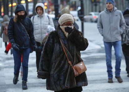 Varios transeúntes cruzando la calle abrigados por el frío en Chicago (EE UU).