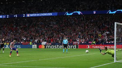 Carrasco ejecuta el penalti que detuvo el meta del Leverkusen, Hradecki, y supuso la eliminación del Atlético.
