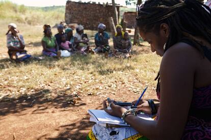 Una asistente legal informa a mujeres mozambiqueñas sobre las directrices voluntarias.