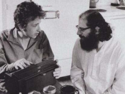Bob Dylan (izquierda) con el poeta Allen Ginsberg en Nueva York, en 1964.