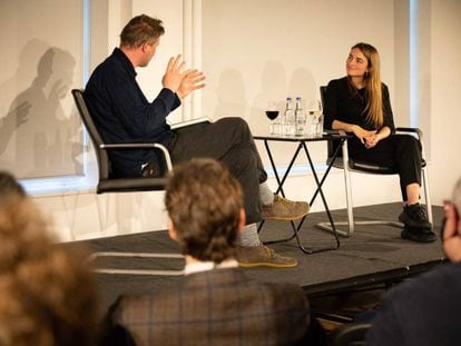 Irene Solà conversa amb Max Porter a la fira del llibre de Londres.