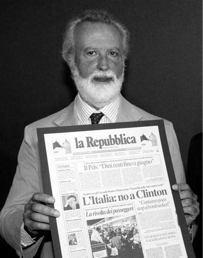 FILE - Journalist Eugenio Scalfari poses with an edition of La Repubblica newspaper, in Milan, in this 1992 photo. Eugenio Scalfari, who revolutionized Italian journalism with the creation of La Repubblica, a liberal daily that boldly challenged traditional newspapers, died on Thursday, July, 14, 2022, the Senate president announced. He was 98.  (Ap Photo/Files)