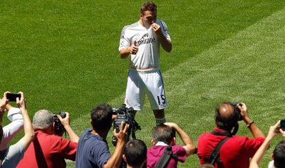 Carvajal besa el escudo en su presentación con el Real Madrid.