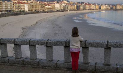 Una niña observa la playa de Silgar, en Sanxenxo (Pontevedra).