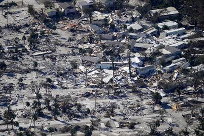 Viviendas destrozadas por el huracán 'Ian', este viernes en Fort Myers Beach (Florida).