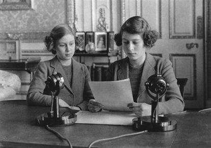 Las princesas Margarita, a la izquierda, e Isabel, el 10 de octubre de 1940, en una alocución radiofónica dirigida a los niños del Imperio Británico durante la II Guerra Mundial.
