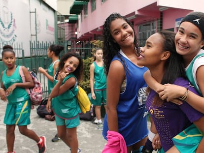 Chicas del equipo de baloncesto Mangueira, en Río de Janeiro (Brasil).
